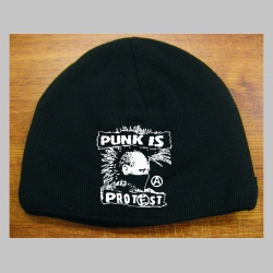 Punk is Protest čierna pletená čiapka s tlačeným logom, stredne hrubá vo vnútri naviac zateplená, univerzálna veľkosť, materiálové zloženie 100% akryl